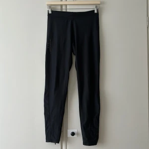 Träningstights - Träningstights från swedemount. Medelhög midja vilket är skönt men lite svårt att hitta idag. Perfekt till gympasset eller löppasset (har reflexdetaljer och en nyckelficka med dragkedja).