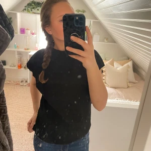 Svart blus från zara - Jättefin blus/t-shirt från zara i storlek m💛