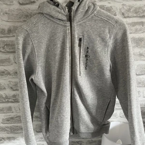 Sail racing  - Säljer denna tröja då jag inte använder den längre, inga defekter och väldigt bra skick. Pris går att diskutera vid snabb affär 