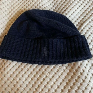 Ralph Lauren mössa - Marinblå Ralph Lauren mössa i 10/10 skick, knappast använd! Nypris ca: 800 kr. Pris kan diskuteras och om du har någon fråga är det bara att ställa! 😃