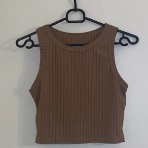 Ljusbrunt linne - Ljusbrunt basic linne. Använd enstaka gånger. Storlek M men passar mig som är S. PRIS KAN DISKUTERAS!