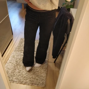 Lågmidjade nike trackpants - Jättesnygga lågmidjade trackpants från Nike. Passar perfekt i längden på mig som är 160. Köpta på Humana för någon sommar sen, men i fint skick!