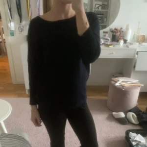 Stickad tröja - En stickad tröja från saint topez i mörk blå. Säljer då den inte kommer till användning. Använd få gånger💞