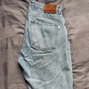 Woodbird jeans i bra skick, i storlek 32/34. Modellen doc stein jeans. 750kr nypris.  Bara att skriva vid funderingar eller om fler bilder önskas 🤩👌🏻