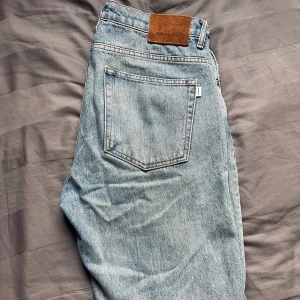 Woodbird jeans ljusblå - Woodbird jeans i bra skick, i storlek 32/34. Modellen doc stein jeans. 750kr nypris.  Bara att skriva vid funderingar eller om fler bilder önskas 🤩👌🏻