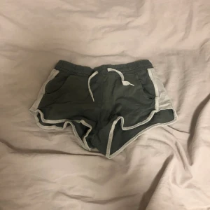Tyg shorts - Typ shorts ifrån H&M i använt men fint skick!🩷