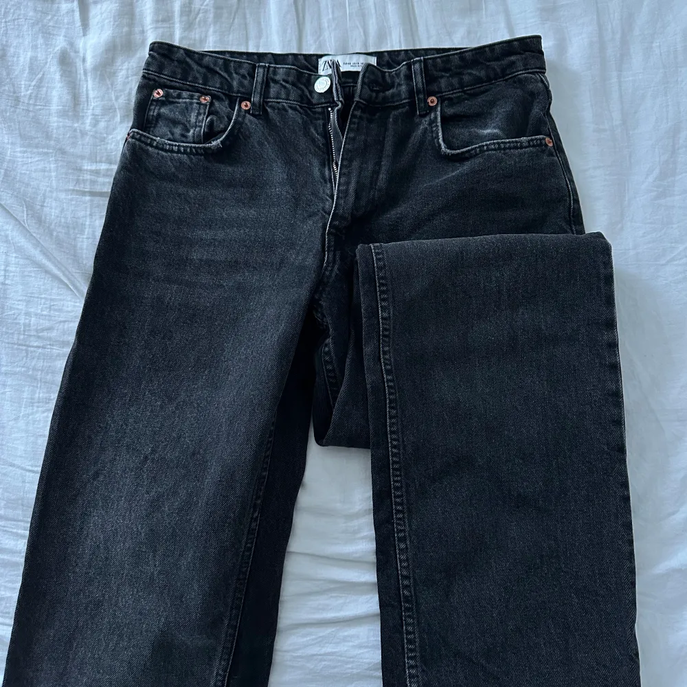 Mellanmidjade gråa raka jeans från zara. . Jeans & Byxor.