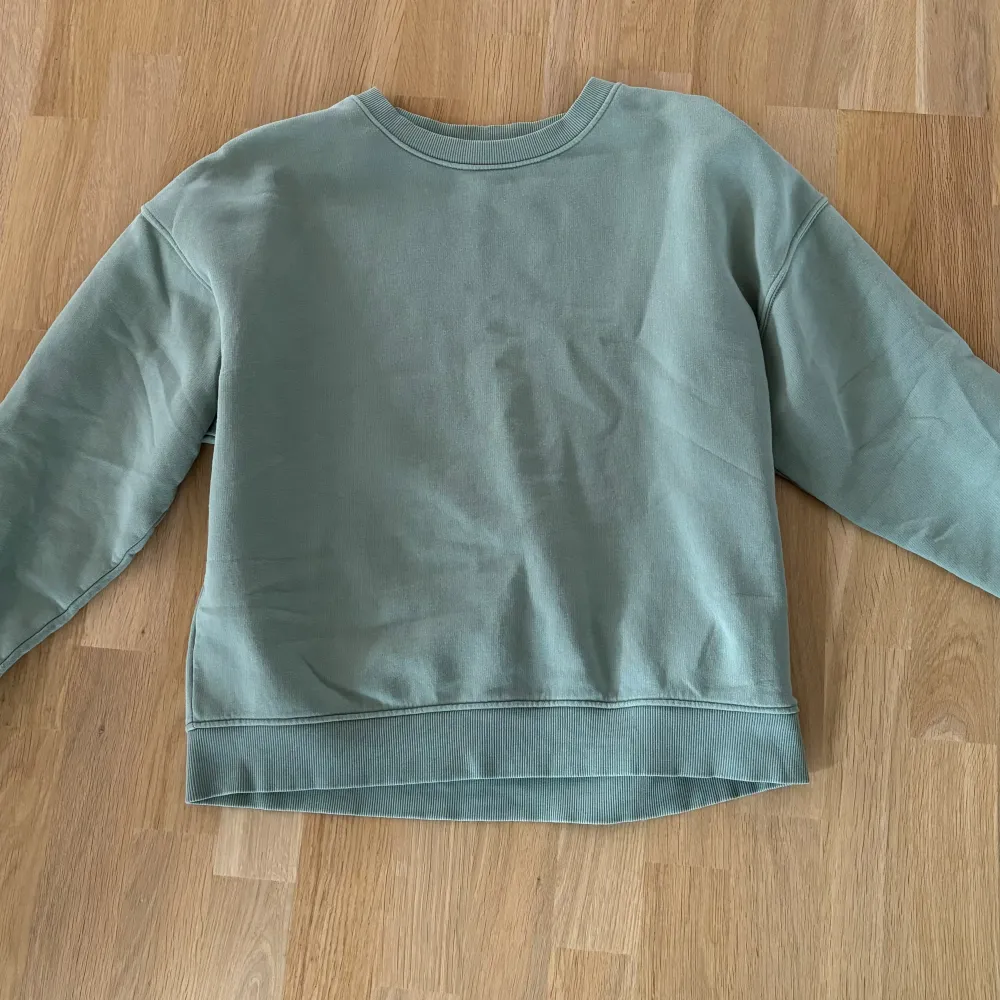 En fin grön sweatshirt från Lindex i storlek S. Säljer då den inte kommer till användning. Bra skick . Hoodies.