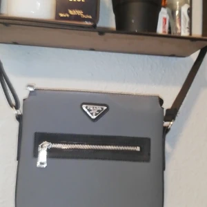 Prada v väsja - Prada väska i bra skick inte använd så mhcket köptes av en kompis för ca 6 månadersen för 4 tusen  Made in italy 