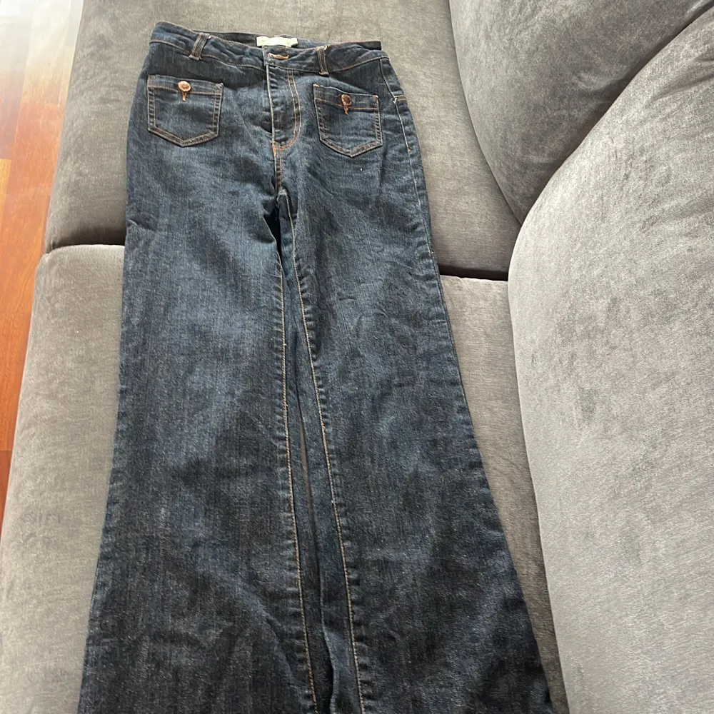Säljer dessa blåa jeans för att de är för små för mig. Skulle säga att de är medel höjd i midjan men sitter jätte fint på. 💘 . Jeans & Byxor.