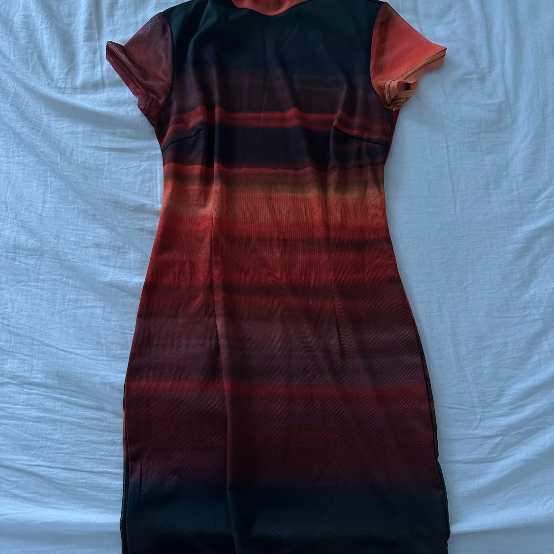 Cool klänning med djup rygg  - 90