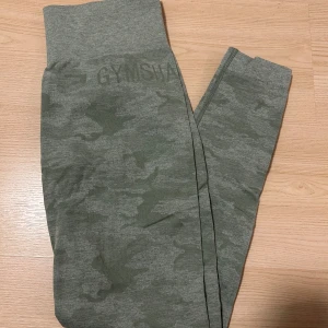 Gymshark  - Säljer dessa fina camo leggings från gymshark i storlek M men passar även mig som brukar ha S för referens! Säljer pga har för många träningstights🫶🏻🌟