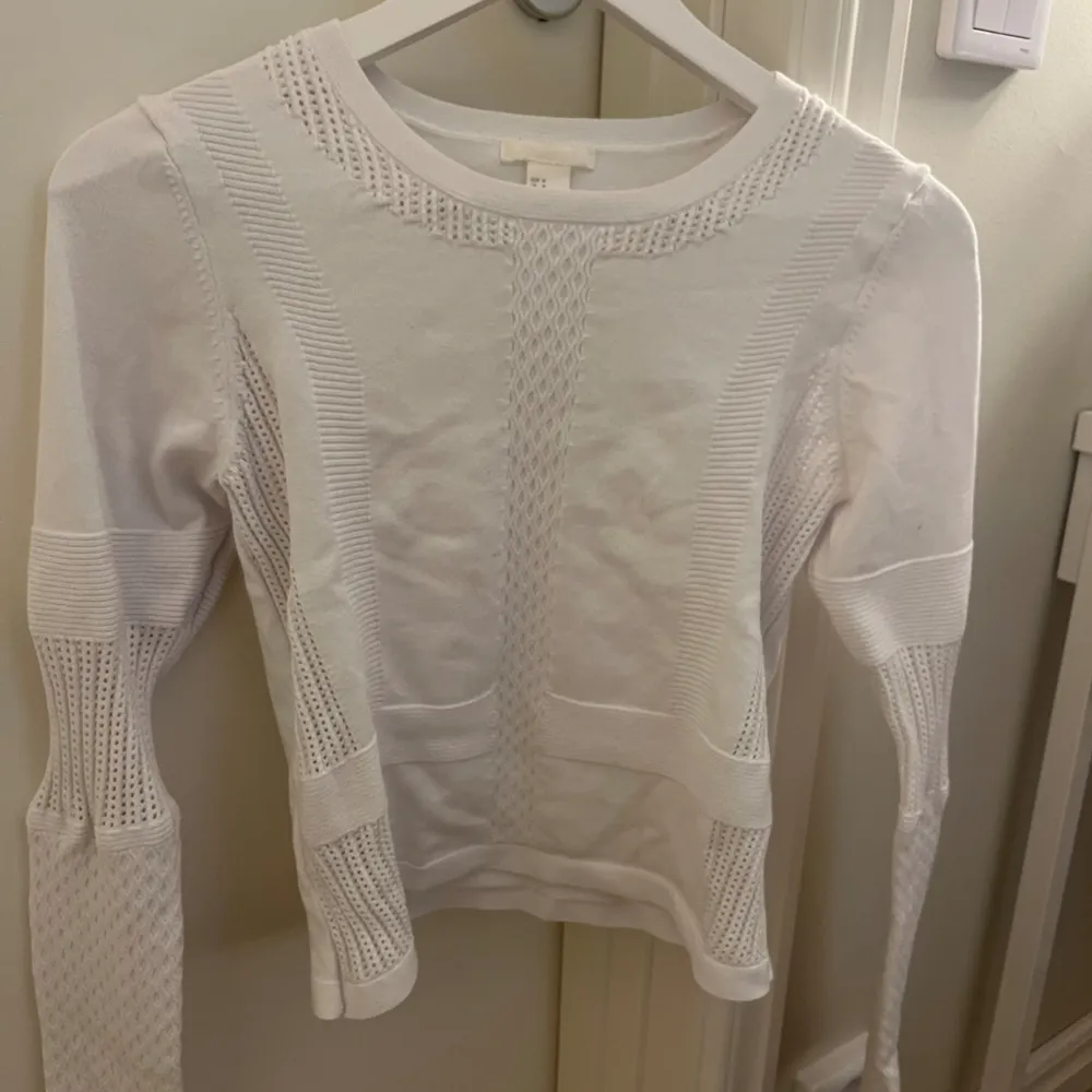 Säljer denna sköna basic vita tröjan från hm i storlek M. Inga defekter🌸. Tröjor & Koftor.