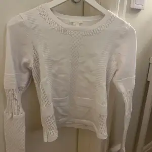 Säljer denna sköna basic vita tröjan från hm i storlek M. Inga defekter🌸