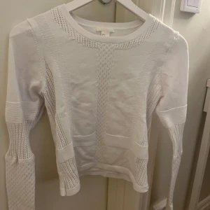 Basic vit tröja - Säljer denna sköna basic vita tröjan från hm i storlek M. Inga defekter🌸