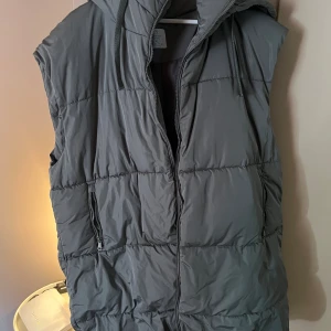 Gråbeige väst - Köpt på primark, använd 2ggr 