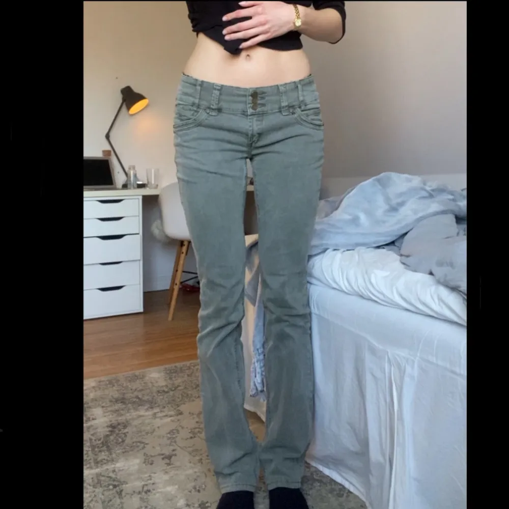 Säljer dessa ursnygga gröna jeans som är lågmidjade!! Jag är 176cm lång och de går ända ner till marken💞 Midjemått: 40cm innerbenslängd:84cm . Jeans & Byxor.