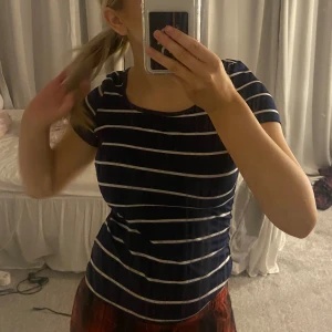 Randig t-shirt - Nästan aldrig använd och i fint skick!💕