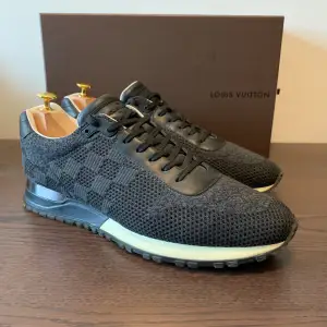 Sjukt snygga och exklusiva Louis Vuitton Sneakers i väldigt fint skick. Vid köp ingår originalbox. Inget synligt tecken på användning. Nypris på dessa går för runt 15000 kr och går för 7000-8000 begagnat i samma skick-vårat: 6499. Strlk 44 passar 45.