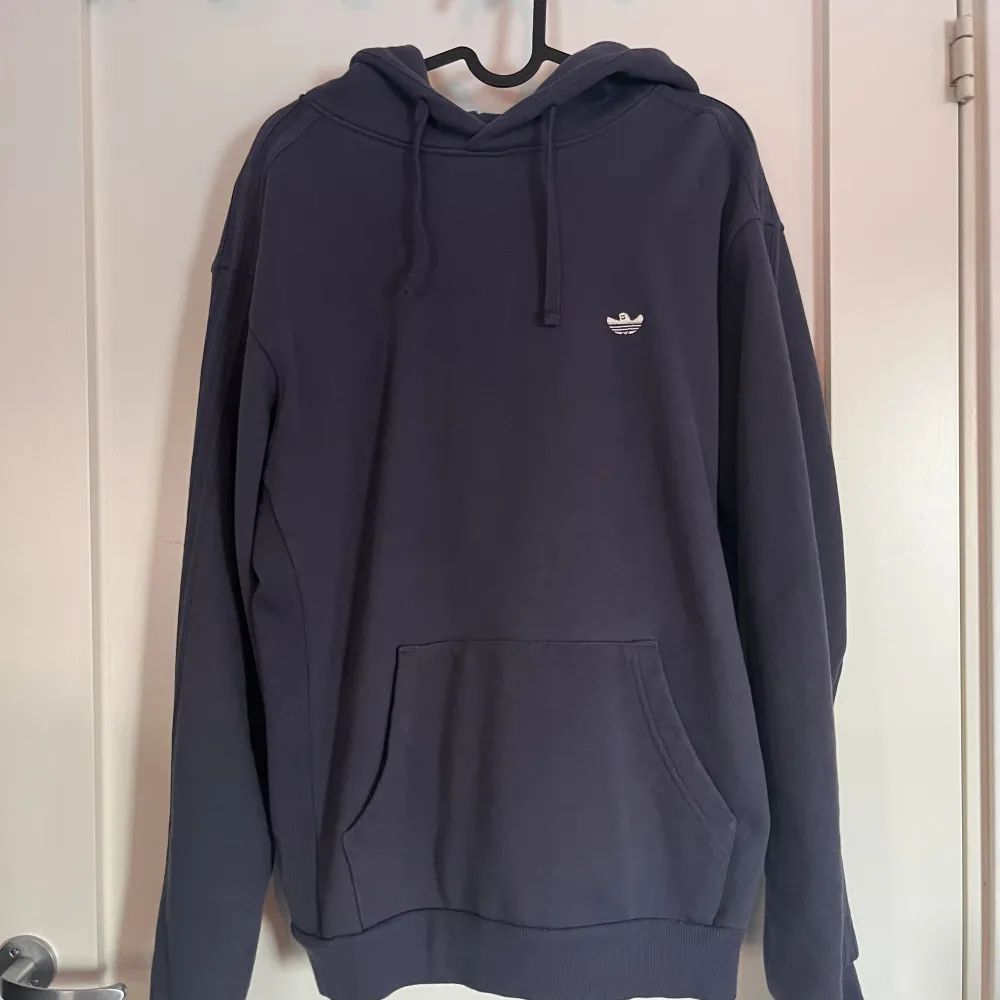 Säljer denna superfina adidas hoodie som endast använts ett fåtal gånger. Köpt på Junkyard för 1099 kr💕 Superfint skick i storlek S! Hör av dig vid frågor🌸. Hoodies.