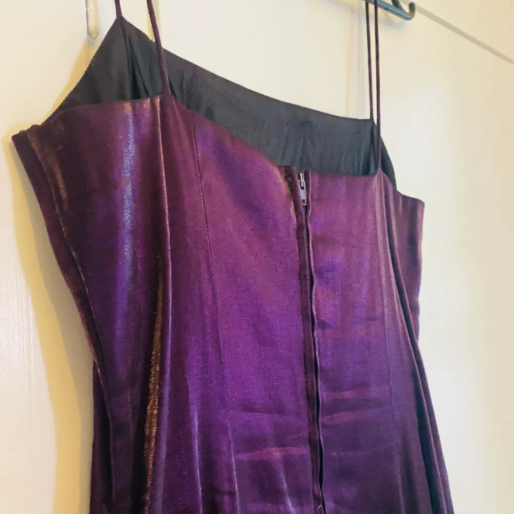 Vacker balklänning med fyrkantig urringning och spagettistraps  90-tal Dragkedja i ryggen  Superfint skick. Klänningar.