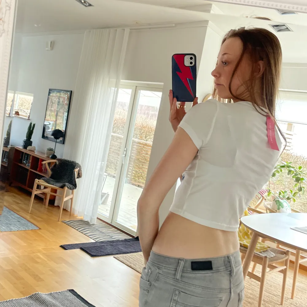 Säljer denna skit coola toppen från shein som är helt oanvänd med lappen kvar! 💓💓. T-paidat.