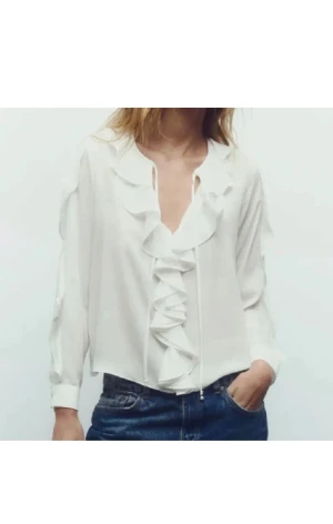 Volang blus  - Säljer denna fina volang blus ifrån zara.