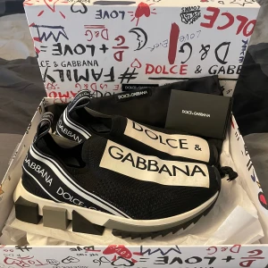 D&G sneakers  - D&G sneakers storlek 37  Inköpta på NK i Göteborg  Nypris 7000:- Jättefint skick! 