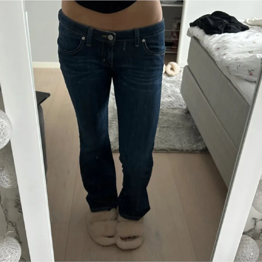 Superfina lågmidjade jeans! Första två bilderna är lånade, sista är på min kompis. Köpta på plick men var för stora för mig💗midjemått: 37cm Innerbenslöngd: 80cm Skriv vid frågor, pris kan disskureras. Jeans & Byxor.