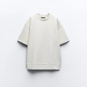 Tröja  - Säljer nu denna skit snygga kortärmade oversize - t-shirten från zara!! Aldrig använd och helt slutsåld på deras hemsida💕💕