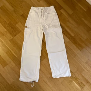Vita jeans med slitt - Supersnygga högmidjade jeans med slitt vid låret. Ändast provade. Byxorna är väldigt korta i benen passar mig som är 158<3