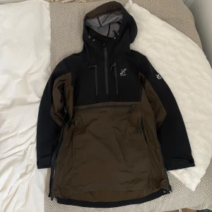 Outdoor Anorak RevolutionRace - https://www.revolutionrace.se/dam/jackor/frilufts-vandringsjackor/outdoor-anorak-women?Color=2243  Aldrig använd strl M
