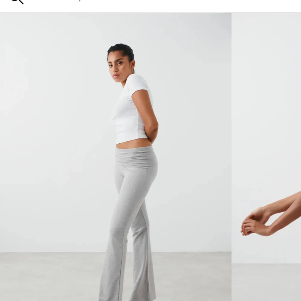 Säljer mina grå yoga pants då dom inte kommer till användning dom är i fint skick, skriv i dm för fler bilder 💗. Jeans & Byxor.