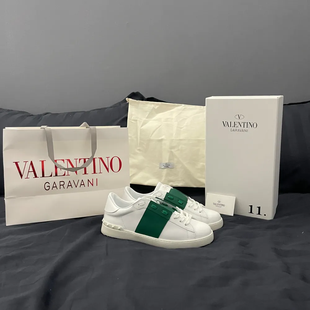 Säljer nu dessa Valentino open. Dom är helt ny inga skador förutom lite små skador på lådan. Det ingår skorna såklart, skolådan, en dustbag och en påse som det står Valentino på. Det är bara att höra av sig vid frågor om skorna🤗🤗🤗. Skor.