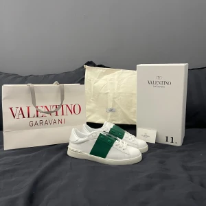 🍾Valentino open🍾 - Säljer nu dessa Valentino open. Dom är helt ny inga skador förutom lite små skador på lådan. Det ingår skorna såklart, skolådan, en dustbag och en påse som det står Valentino på. Det är bara att höra av sig vid frågor om skorna🤗🤗🤗