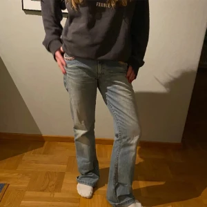Levis jeans - Skit snygga Levis jeans! Midjemått: 38 Innerbenslängd: 77  Har fler bilder! Kan gå ner i pris vid snabb affär. Skriv vid frågor💕💕
