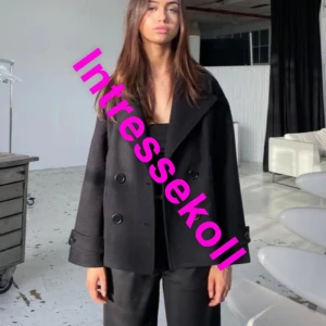 Intressekoll  - Funderar på att sälja min svarta design by si kappa, storlek xs/s inga synliga defekter