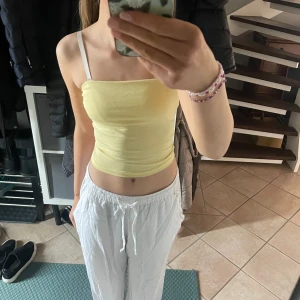 Tub top  - Sommrig top från Gina💞 Använda fåtal gånger utan defekter💞Passar mig bra som är 165 och brukar ha XS💞 Vid frågor eller fler bilder är det bara att höra av sig❤️