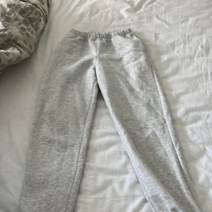 Mjukisbyxor  - Mjukisbyxor från Gina tricot  Nyskick  Storlek 158/164