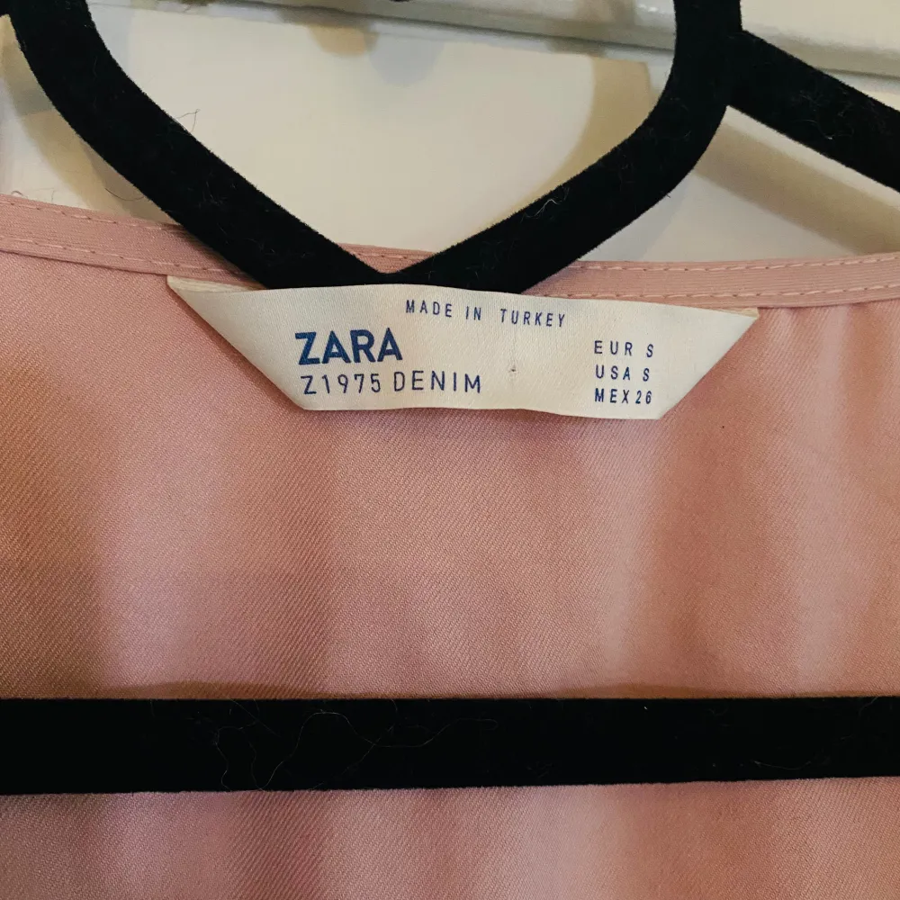 Söt rosa kort klänning från zara i fint skick . Klänningar.