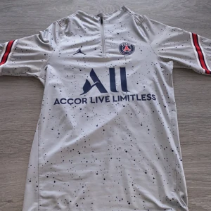Grå psg träningströja - Använd ett par gånger Inte min stil så vill gärna få bort me den Säljer för priset av 700kr