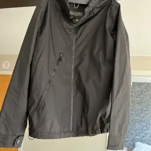 Säljer min Apc x K way windbreaker i bra skick.