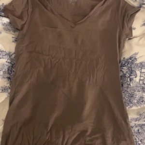 Basic t-shirt från Ullared - En skön enkel urringad t-shirt ifrån Ullared. Den är i en brun färg och storlek Xs. Kontakta innan du trycker på ”köp nu”❤️