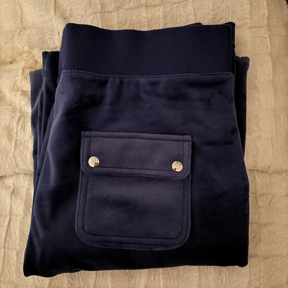Säljer dessa helt oanvända, endast testade, Juicy Couture byxorna pga att dom var lite för stora. Supersköna i del ray pocket pant och färgen gray blue!💙. Jeans & Byxor.