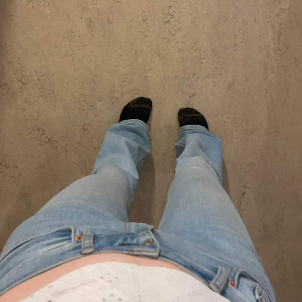 lågmidjade bootcut jeans i jättebra skick, bra i längd på mig som är 161! nypris 499❤️. Jeans & Byxor.