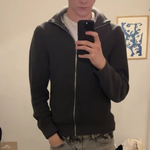 Ljung cardigan/kofta - Ljung by Marcus larsson cardigan i mörkgrå storlek S, använd fåtal gånger men är i nyskick, ej nopprig eller några märken/skador. Säljs pga använder ej längre. Bara att Fråga ifall ni har funderingar! 