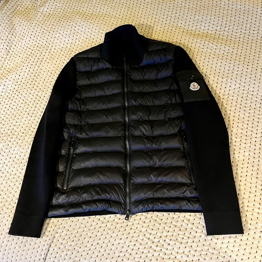 Säljer min brorsas feta moncler cardigan jacka då han inte använder den. Skick 9/10 inte använd så mycket. Bara skriva för fler bilder/vid frågor.    OBS 1:1. Jackor.