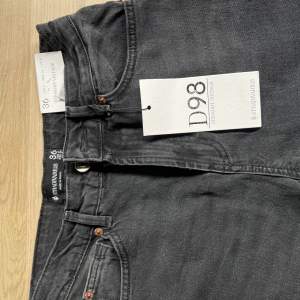 Populära jeans från stradivarius i modell D98. Svarta/mörkgrå. De är tyvärr för små på mig