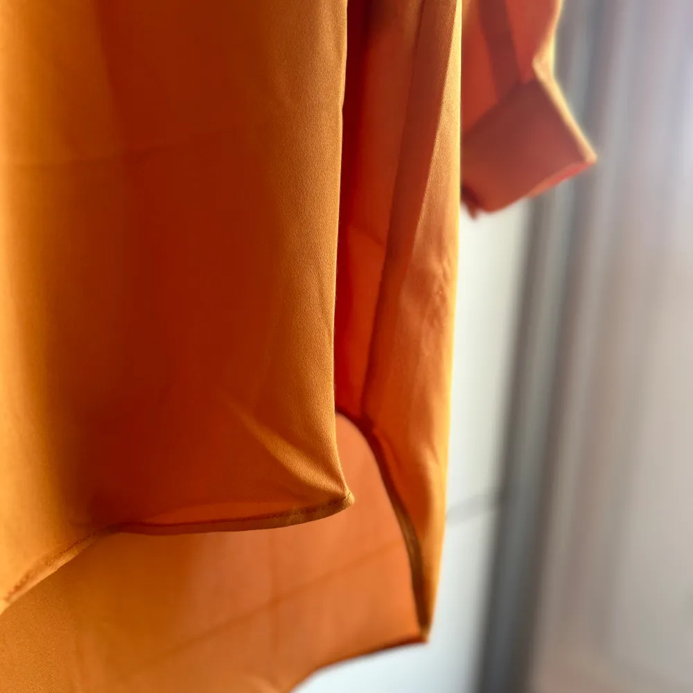 En super fin orange/brun blus som är oanvänd med prislapp på. Storlek 34. Original priset är 380kr säljs för 320kr. Blusar.