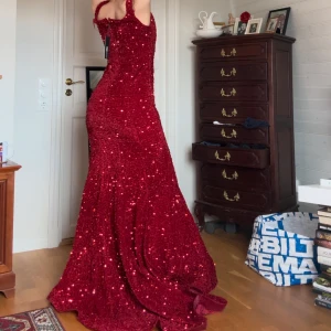 Röd balklänning  - Helt ny, bara testad på bilderna, bilderna är från en av mina TikToks. Nypris 800kr